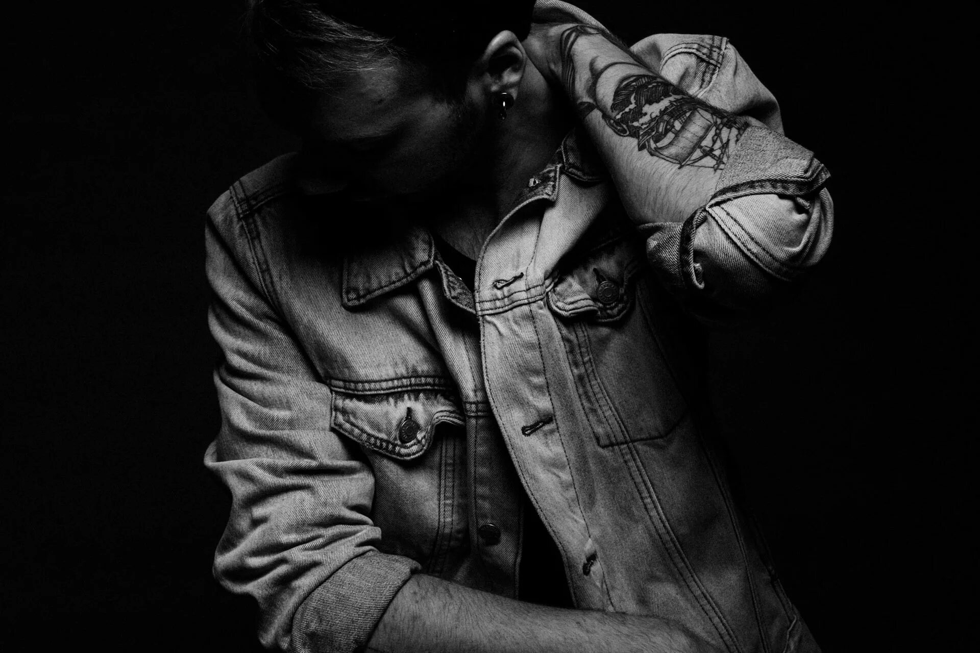 Мужской портрет чб. Дерзкий парень. Черно белый пацан. Ава для мужчин. Парень чб.