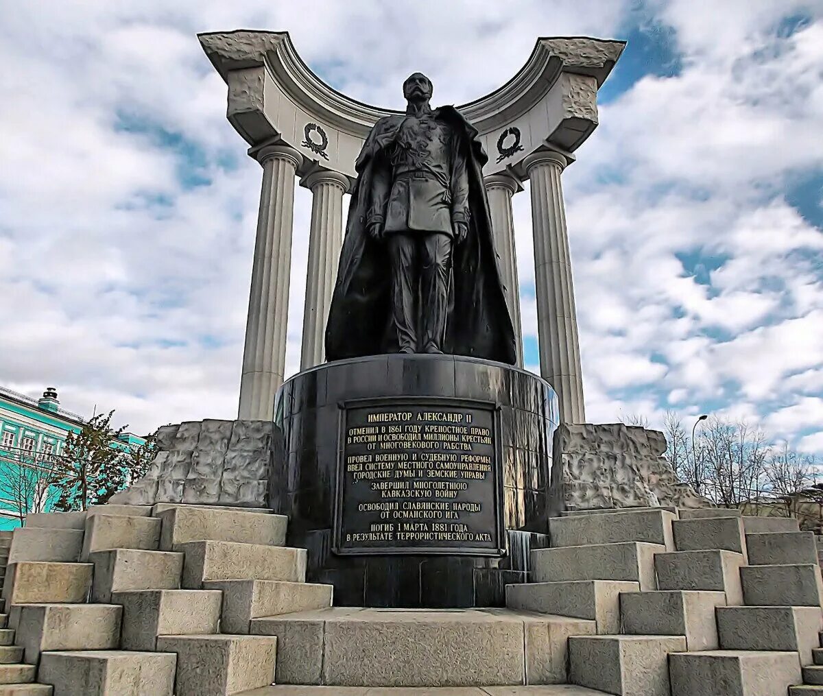 Памятник Александру II У храм Христа Спасителя Москва. Памятник Александру II освободителю Москва. Памятник Александру 2 у храма Христа Спасителя. По какому адресу находится памятник