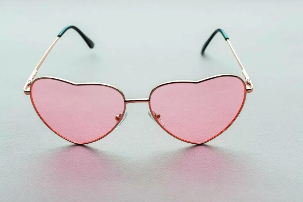 Розовые очки. Розовые солнцезащитные очки. Розовые очки сердечки. Стильные розовые очки. Без розовых очков