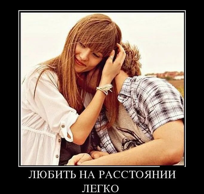 Двое идут по дороге. Нравится девушка на расстоянии. Встреча на дороге. Парень и девушка на расстоянии. Поцелуй.