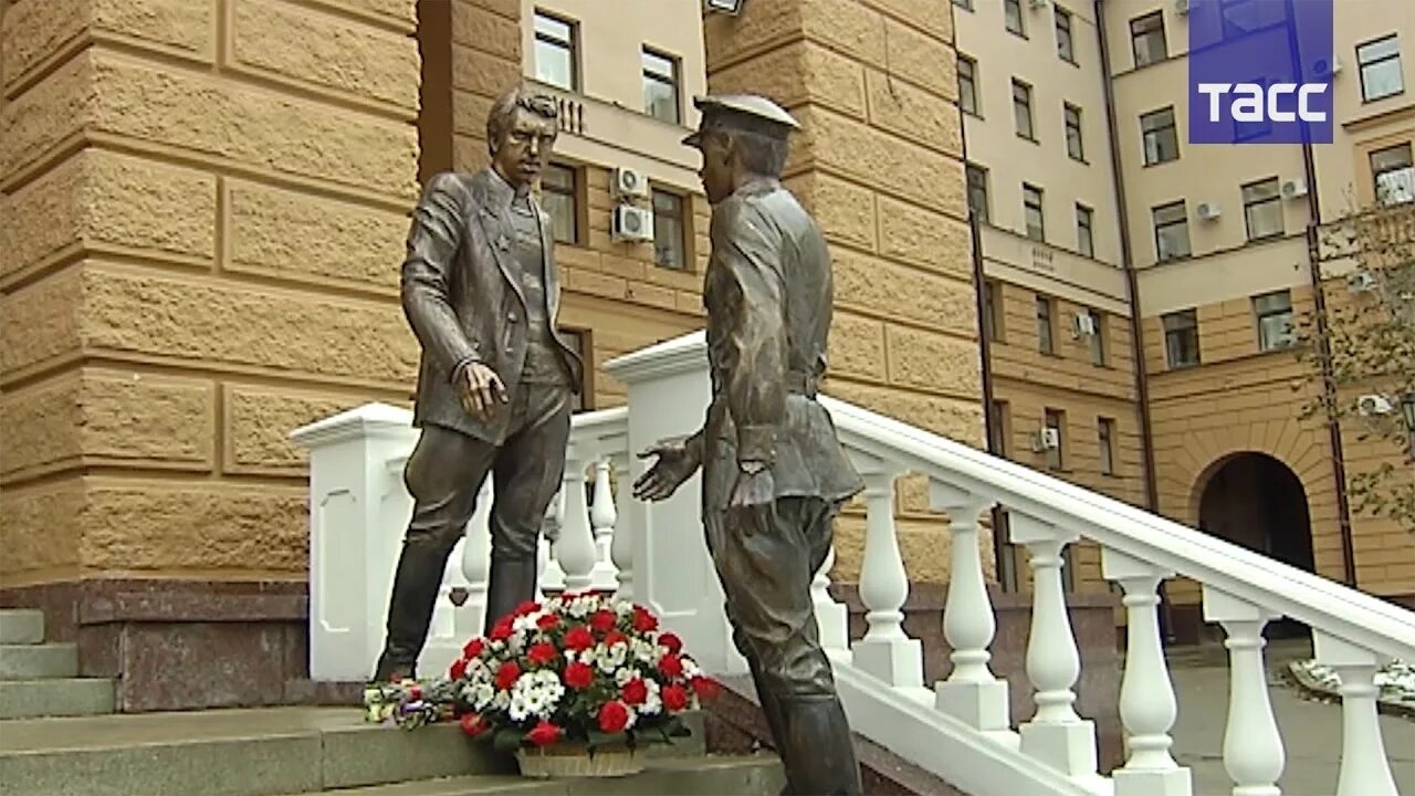 Где живет шарапов. Памятник Жеглову и Шарапову в Москве на Петровке 38. Шарапов Жеглов Петровка 38 памятник. Памятник Жеглову на Петровке. Петровка 38 памятник Жеглову.