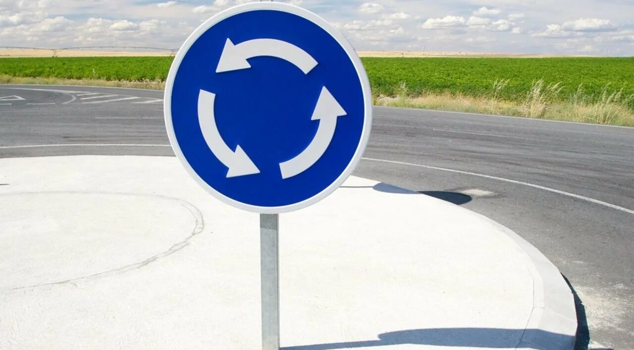 Перекресток с круговым движением знак. Дорожный знак кольцо. Знак кольцевое движение. Знак круговое движение на дороге.