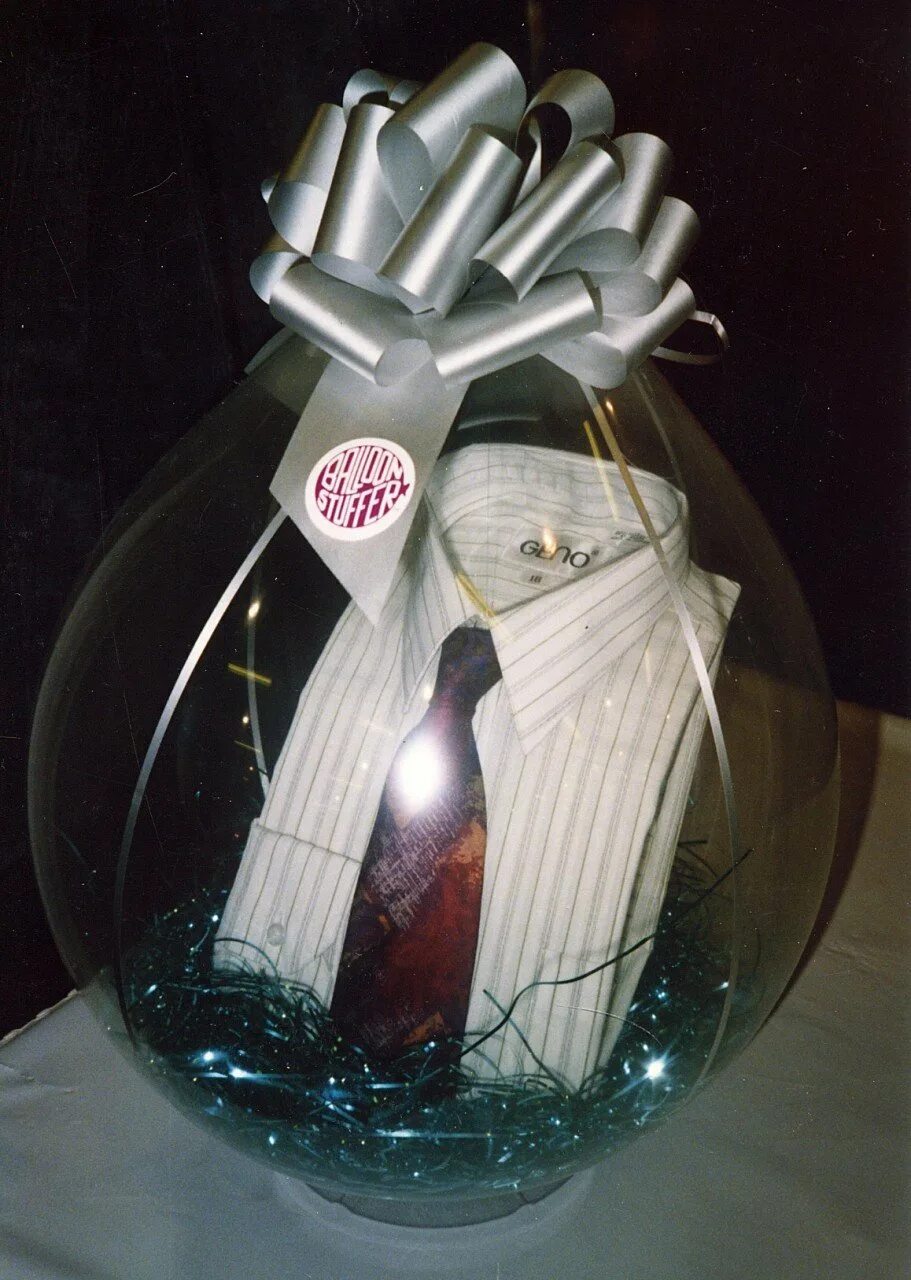 Необычный подарок в шаре. Шарики подарки. Воздушный шар с подарком внутри. Подарок в виде воздушного шара.