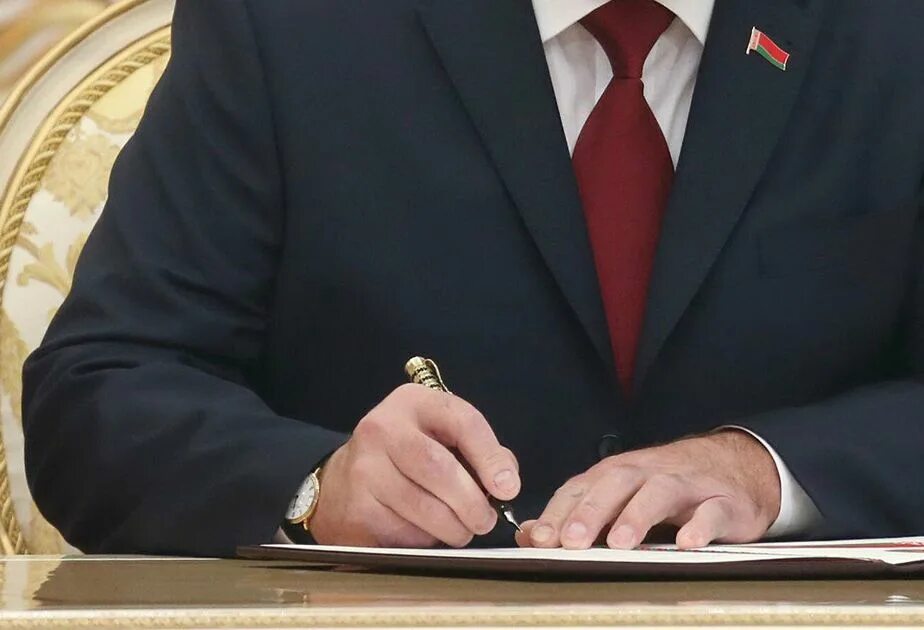 Лукашенко подписывает указ. Лукашенко подписал закон. Лукашенко подписывает указ фото. Лукашенко подписывает документ.