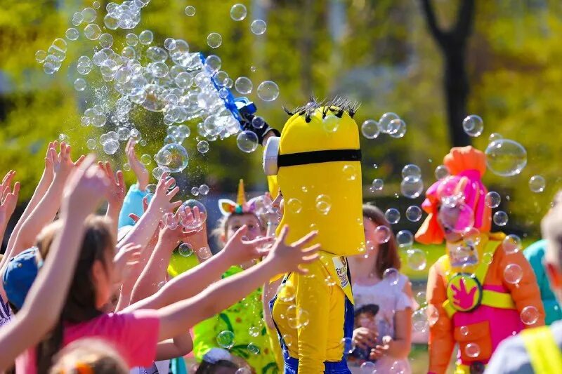 банана аниматоры. банана аниматоры. шоу мыльных пузырей. человек в костюме банана. мягкий банан.