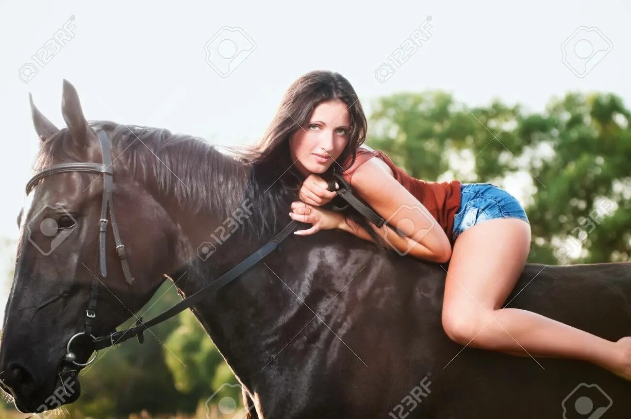 Девушка лежит на коне. Девушка лёжа на лошади. Девушка лёжа на коне. Женщина и лошадь лежа.