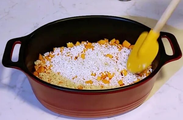 Пшеничная каша с тыквой. Каша рисовая молочная. Рисовая каша с тыквой и изюмом. Рисовая каша с тыквой в мультиварке редмонд. Тыквенная каша фото.