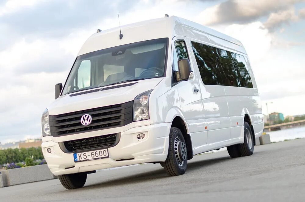 Фольксваген пассажирский купить. Микроавтобус Volkswagen Crafter. Фольксваген Крафтер пассажирский. Фольксваген Крафтер минибус. Фольксваген Крафтер 2021 пассажирский.