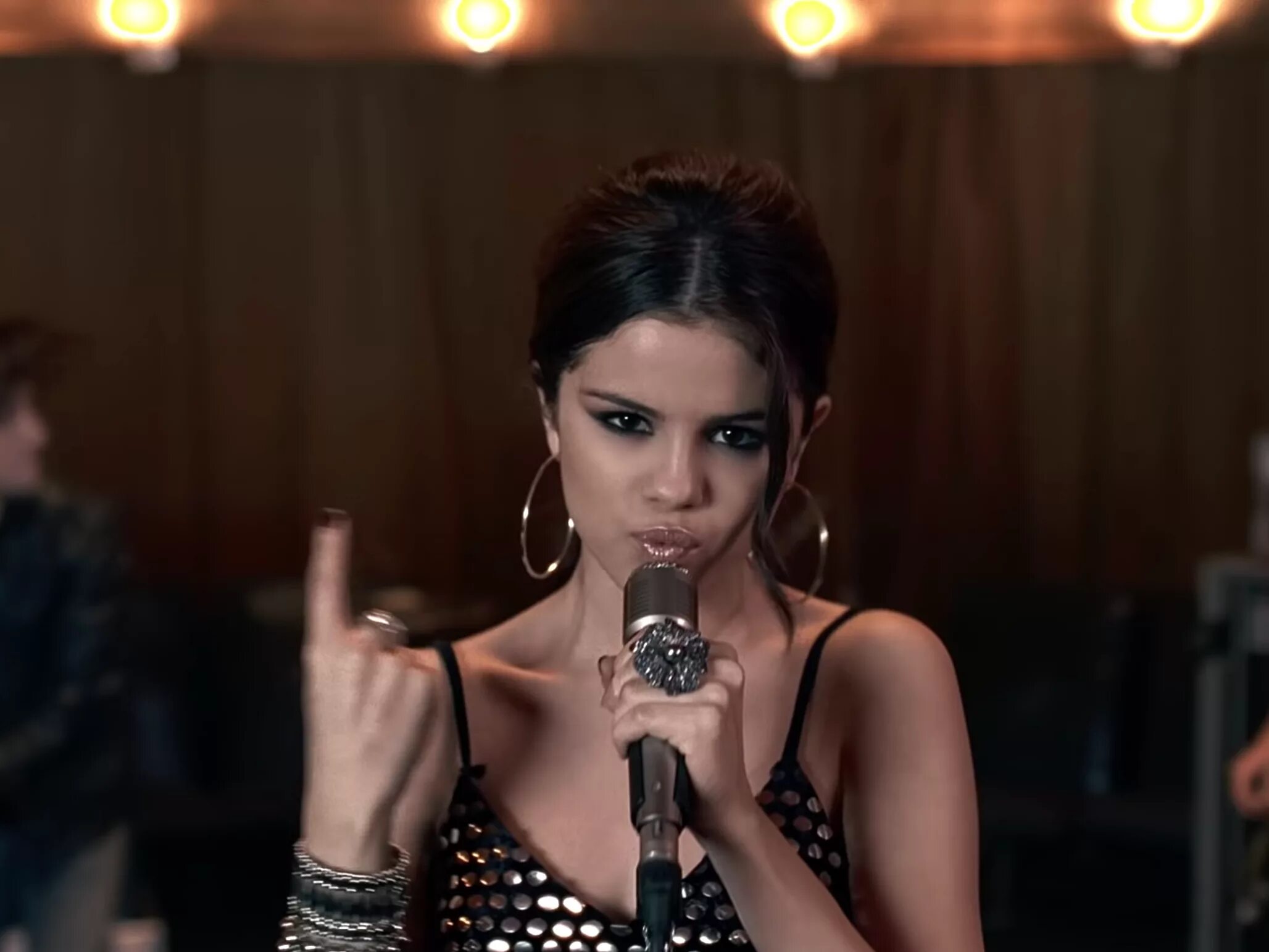 Включи видео разных песен. Клипы. Selena Gomez Round and Round. Selena Gomez & the Scene.