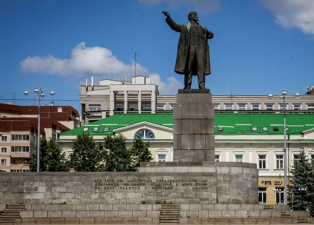 Статуя ленина в екатеринбурге. Памятник ленину в екатеринбурге на площади 1905. Ленин на площади 1905 года екатеринбург. Ленин екб. Монумент ленину екатеринбург.