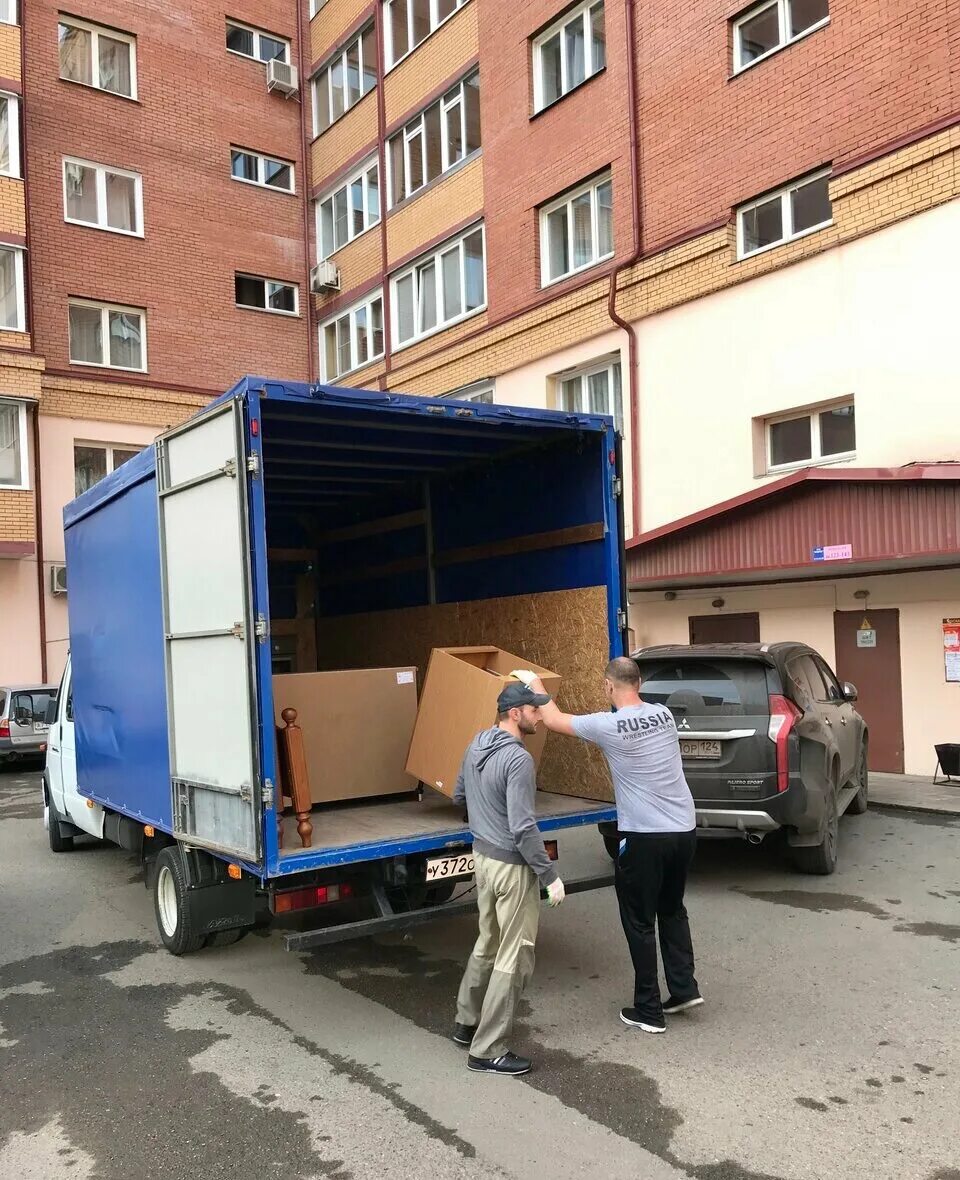 Грузят холодильник. Разгрузка мебели. Переезд в красноярск. Грузчики профессионалы. Переезд.