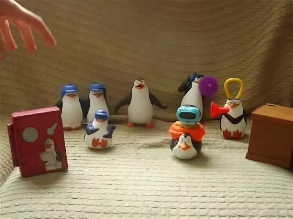 Пингвины 2010. Игрушки в макдональдсе 2010 хэппи мил. игрушки хэппи мил пингвины мадагаскара. макдональдс пингвины мадагаскара 2010. макдональдс игрушки 2000 пингвин.