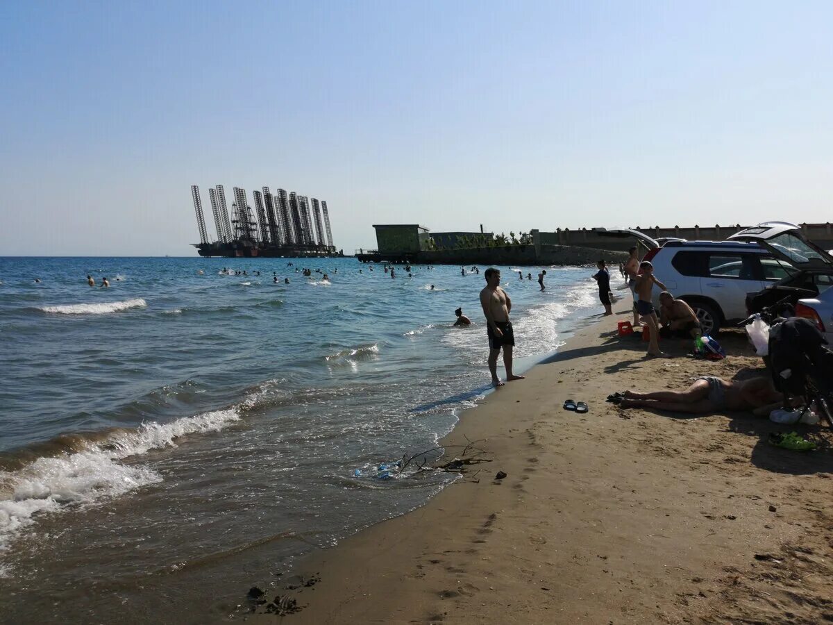 Баку песчаные пляжи. Каспийское море набережная. Берег каспийского моря баку. Говсаны баку пляж. Где пляжи в баку.