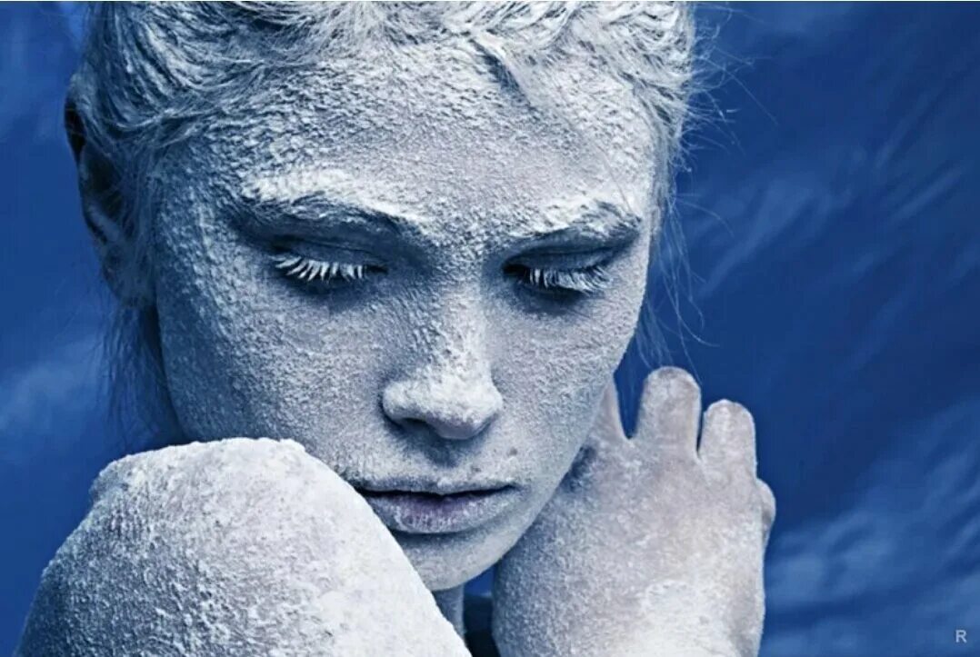 Холодная девушка. Ледяной человек. Холодный человек. Снежный загар. Cold лицо