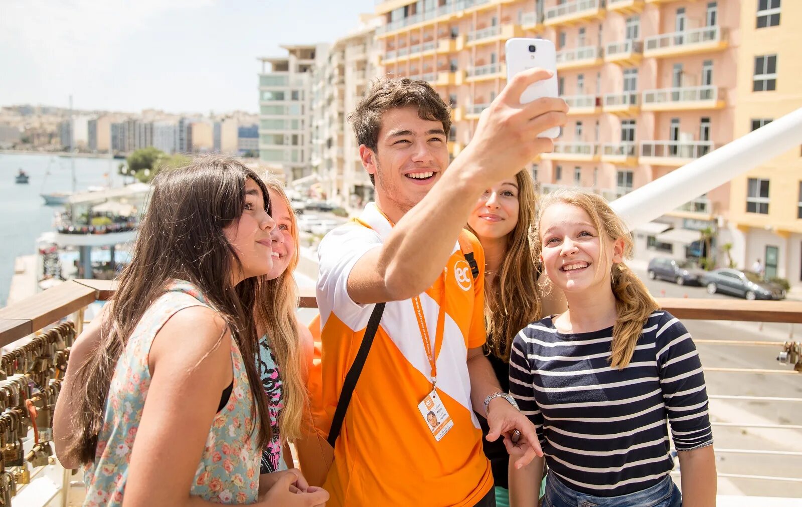 студенческие поездки. подростки на экскурсии. молодежный туризм. студенты путешествуют картинки. молодежь англии.