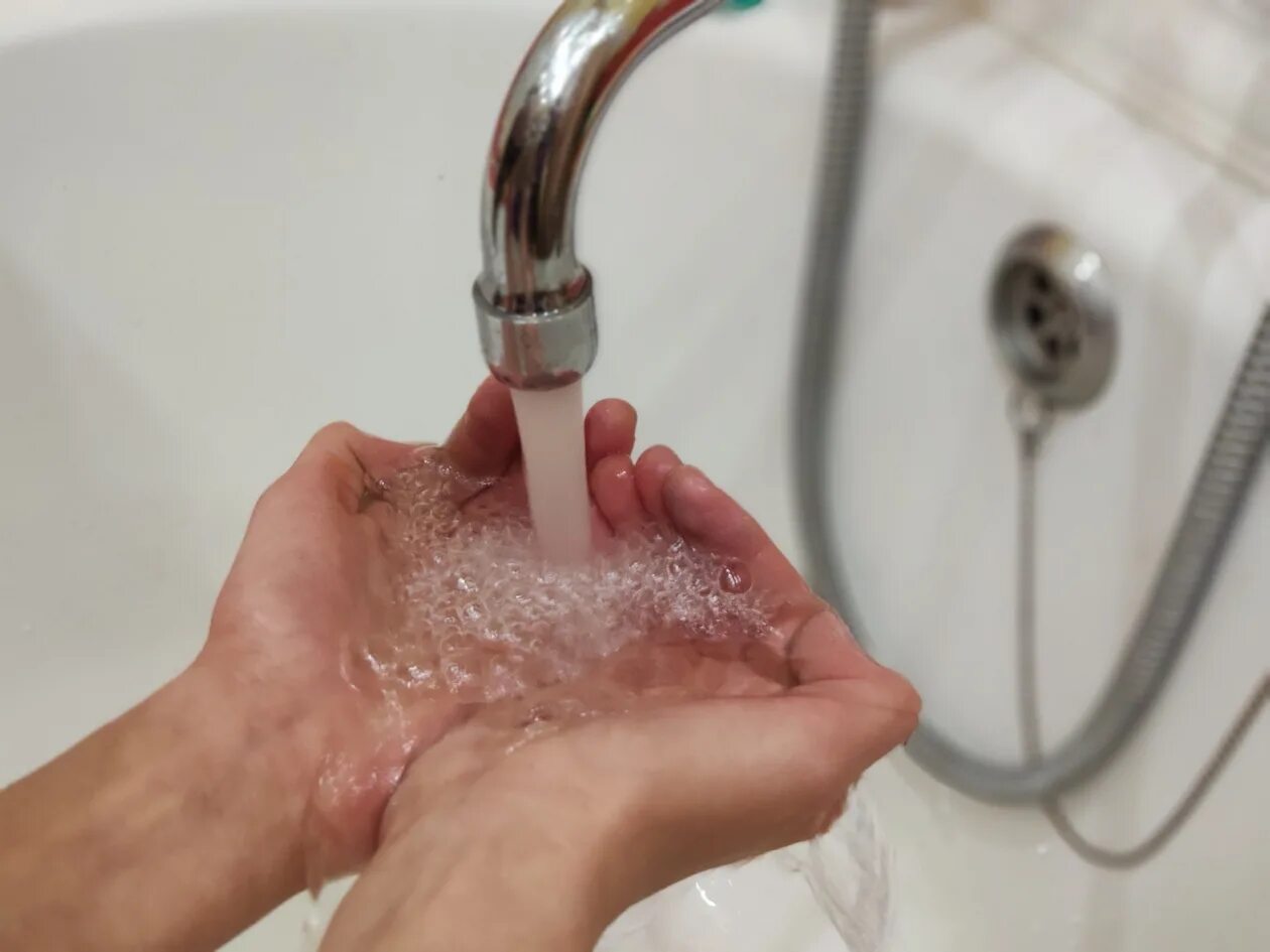 Т горячая вода. Горячая вода. кран с водой. горячая вода из под крана. кран для горячей воды.