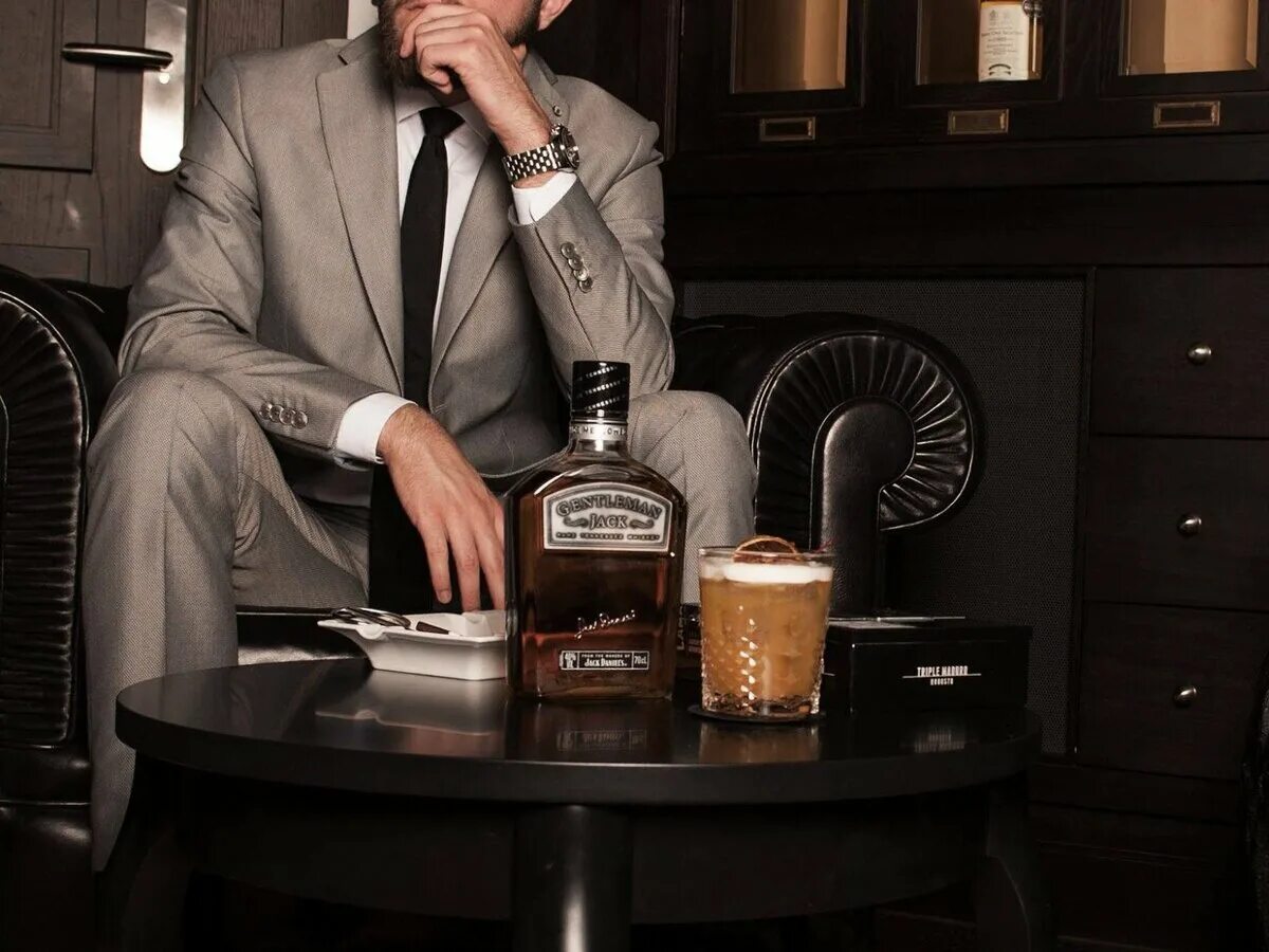 Мужчин чаще. Мужчина с бокалом виски. Парень с сигарой и виски. Джентльмен с сигарой. Брутальный мужчина с сигарой.