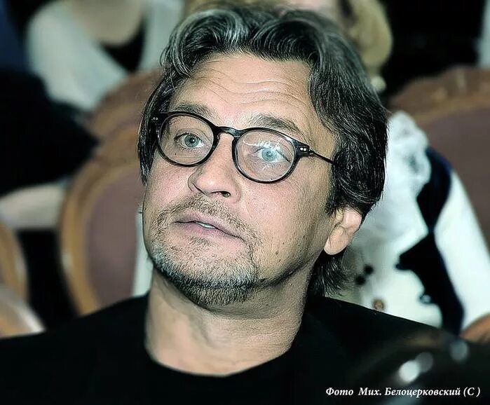 сколько лет домогарову в 2024. домогаров алкоголизм. домогаров александр сейчас. александр домогаров в молодости. домогаров красивый фото на красной дорожке 2019.