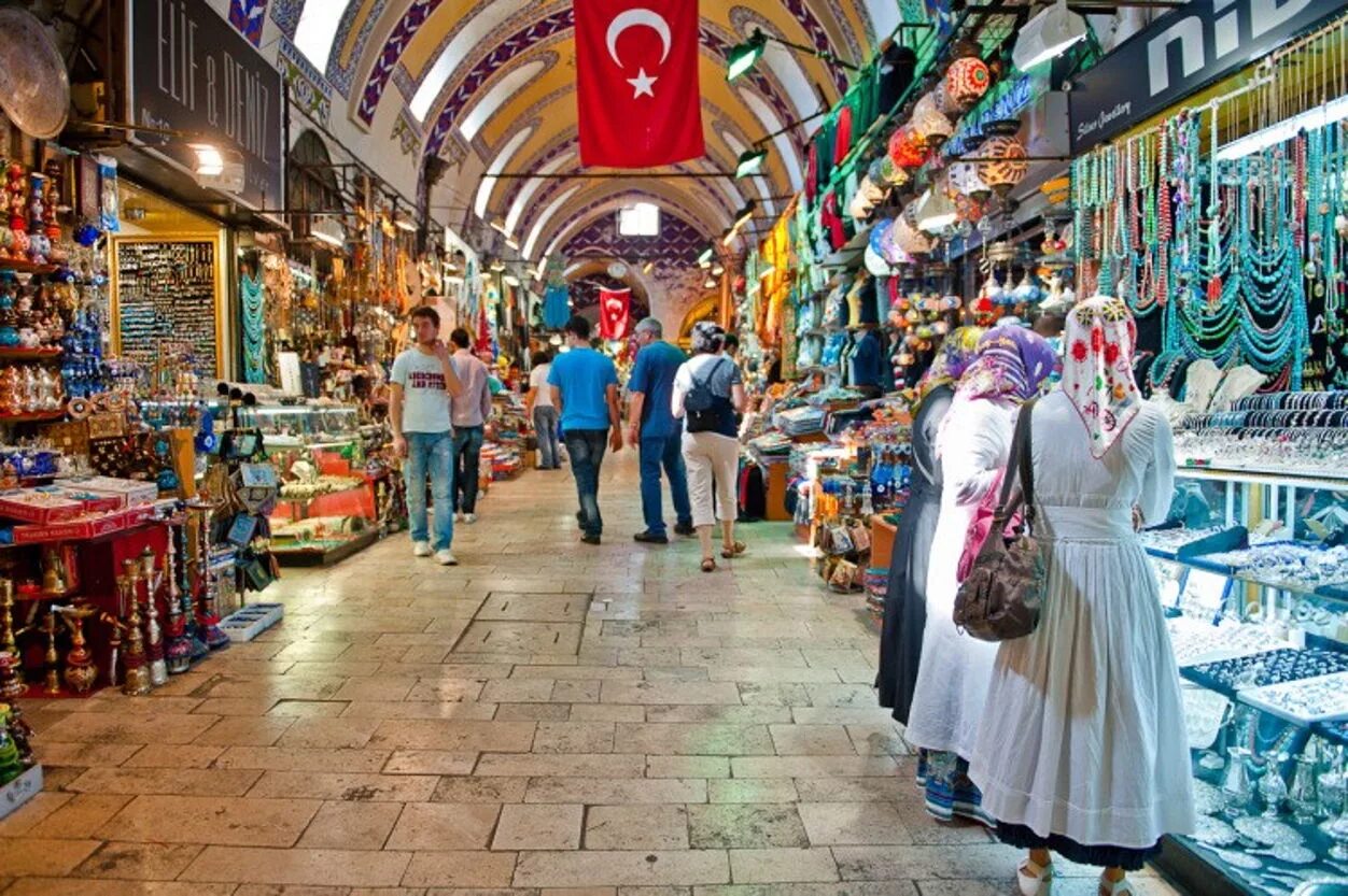 Стамбул где купить. Стамбул рынок Лалели. Турецкий базар Лалели. Восточный базар Турция. Капалы Чарши в Стамбуле.