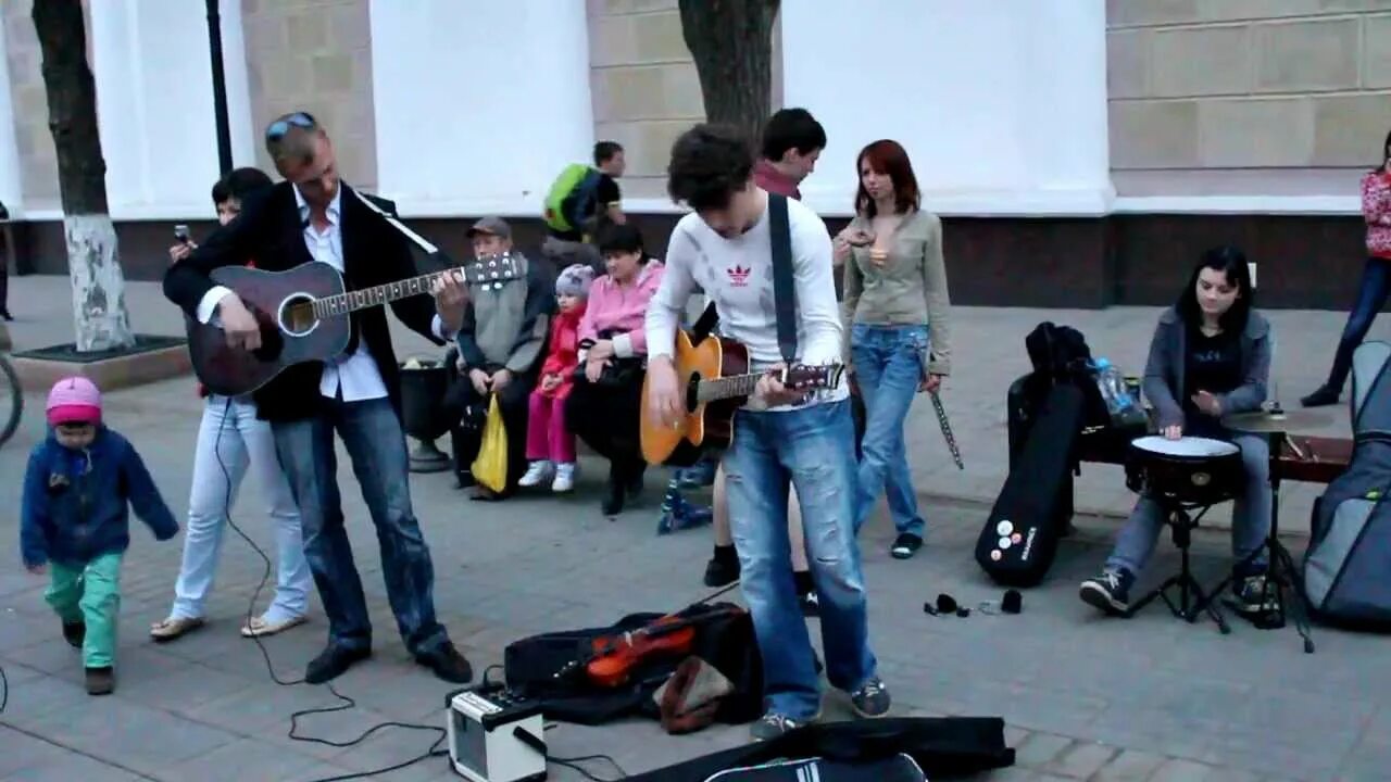 Музыканты оренбурга. Дмш 1 оренбург. Оркестр уличных фонарей оренбург. Уличные музыканты в электричке. Музыканты оренбурга.