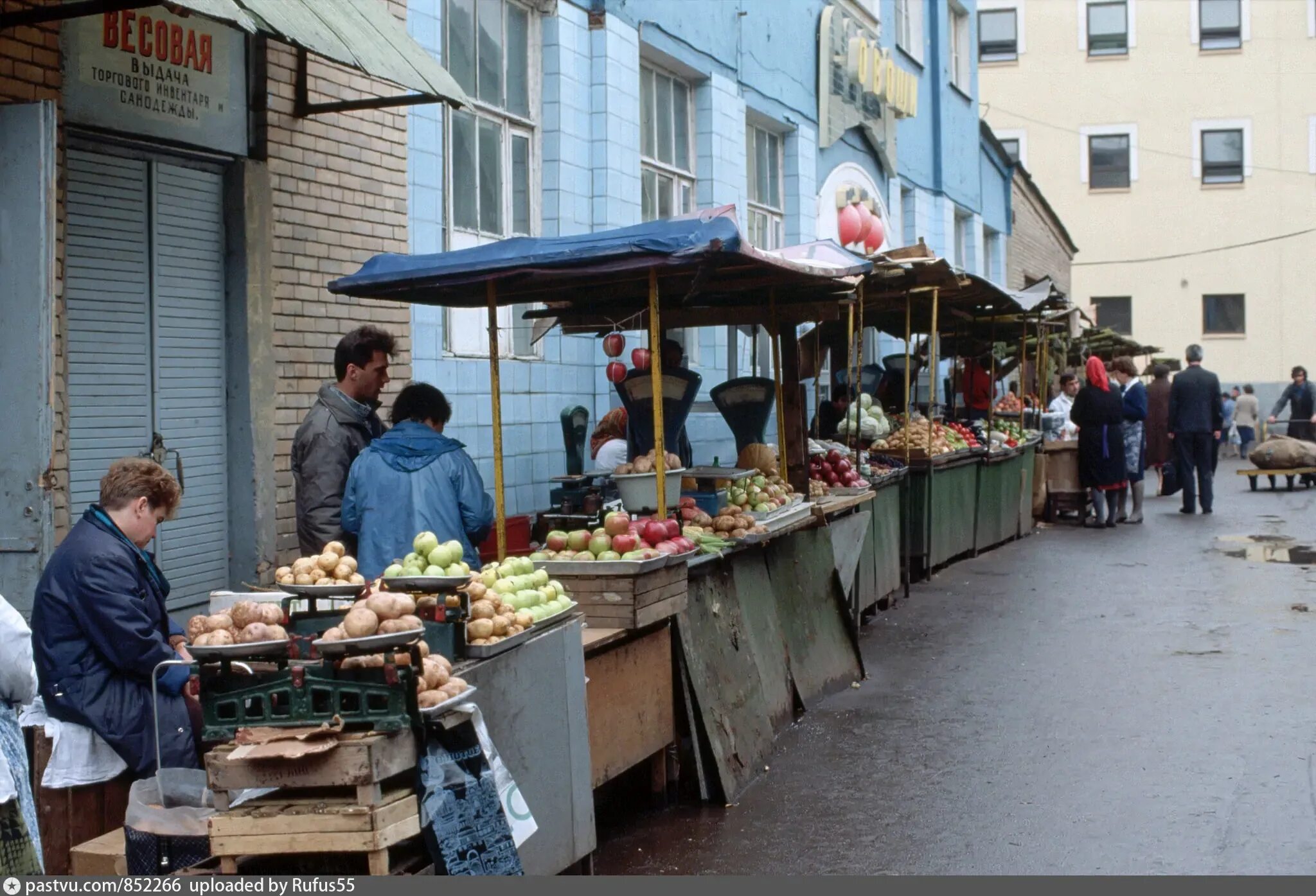 Москва 90-е рынки. Центральный рынок Тюмень 90е. Центральный рынок (Москва) в 90е. Продуктовый рынок 90е Белгород. Экономика 90 х годов