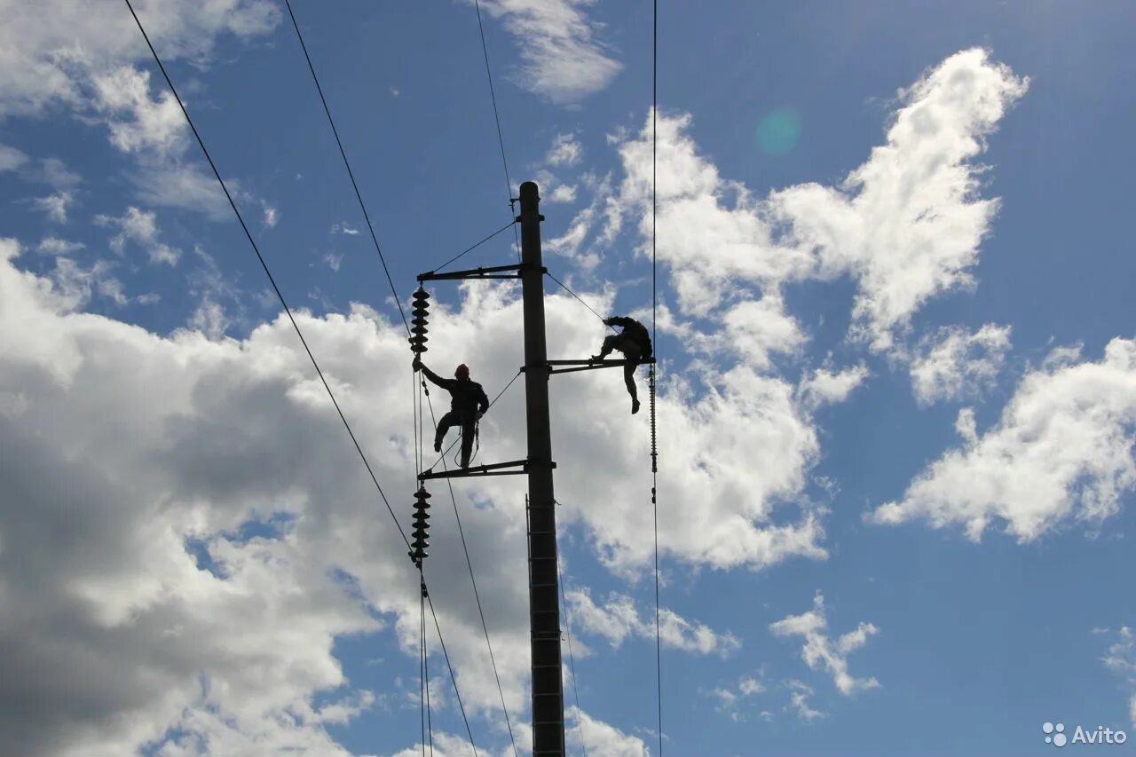 Монтаж вл работа. Электромонтер-линейщик вл 10кв. Электромонтер-линейщик вл 10кв. Электромонтер-линейщик вл 10кв. Электромонтажник вл, кл 0,4кв-10кв.
