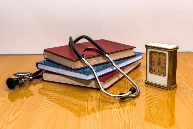 Книга лежит в шкафу. Фонендоскоп на стопке книг. Медицинские книги. Стопка медицинских книг. Обложка книги с медицинскими принадлежностями.