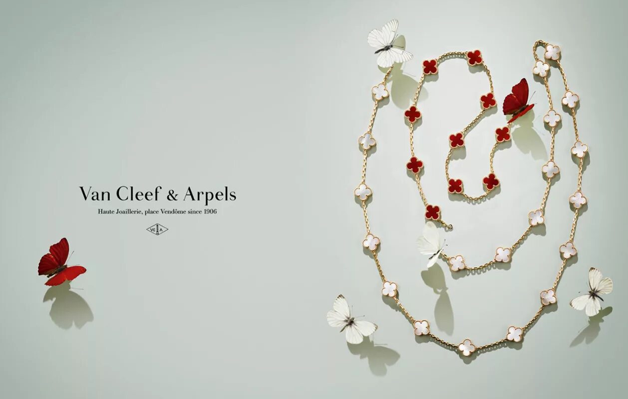 Ван клиф энд арпелс. Van Cleef Alhambra серьги. Тиффани Ван Клиф. Van Cleef Arpels аксессуары. Van Cleef Arpels серьги.