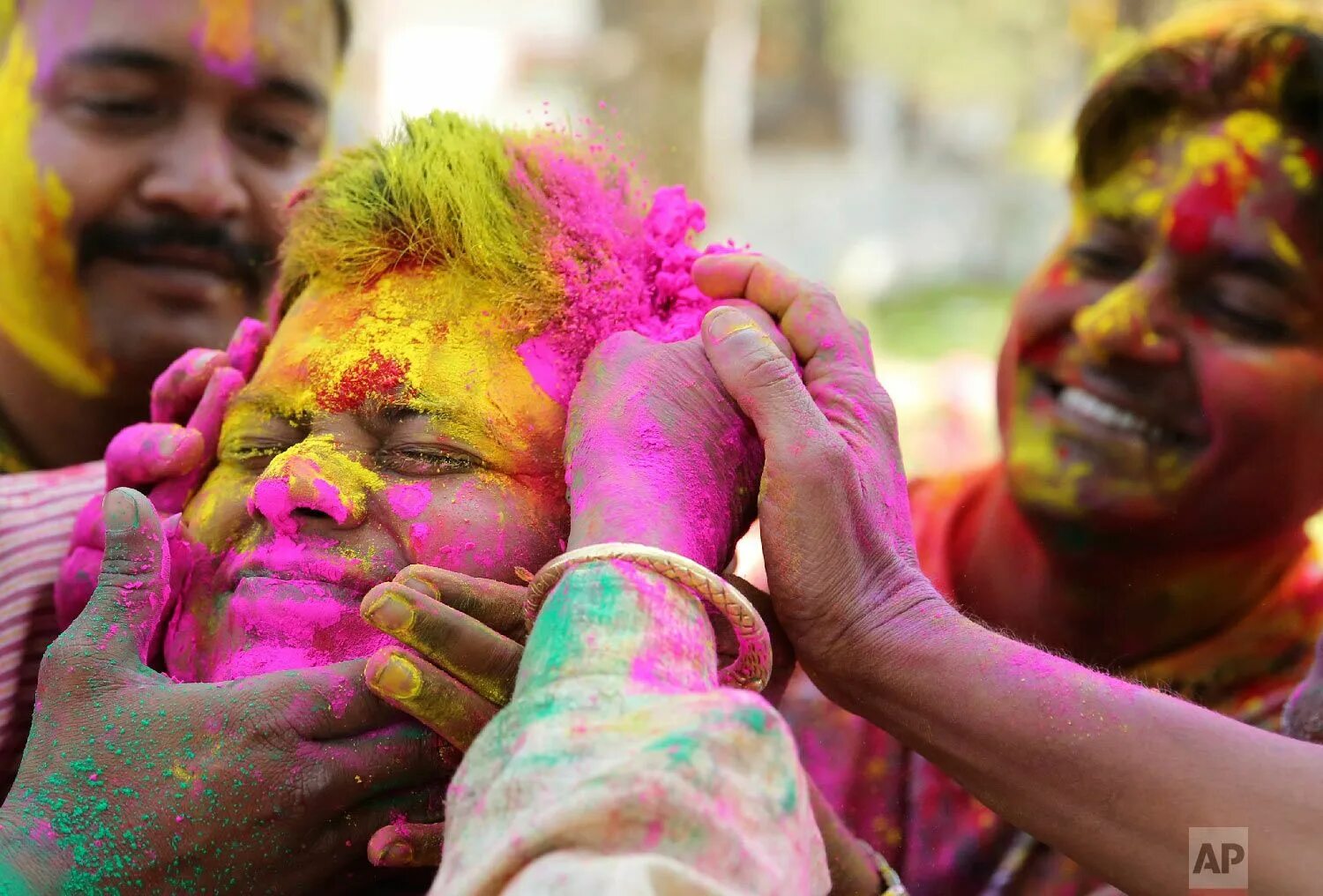 Holi bam