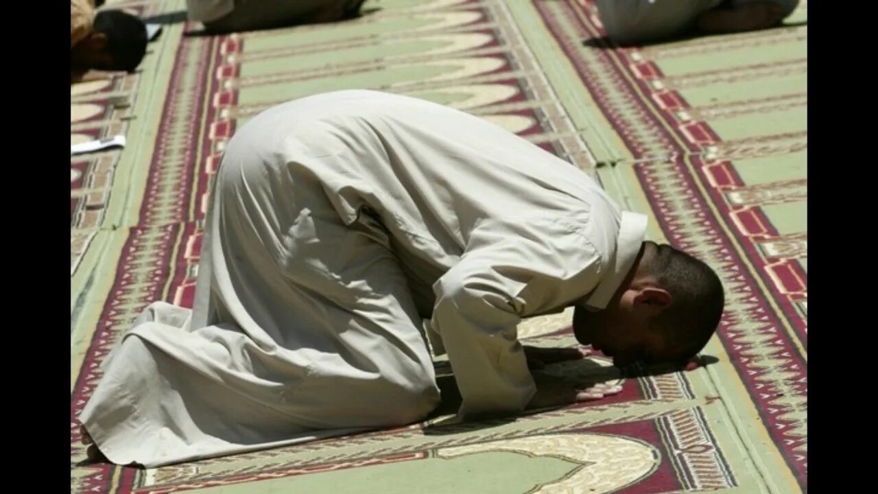 Сила мусульманина. Суджуд сахв. Поклонение мусульман. Мусульманин поклоняется. Мусульманин молится.
