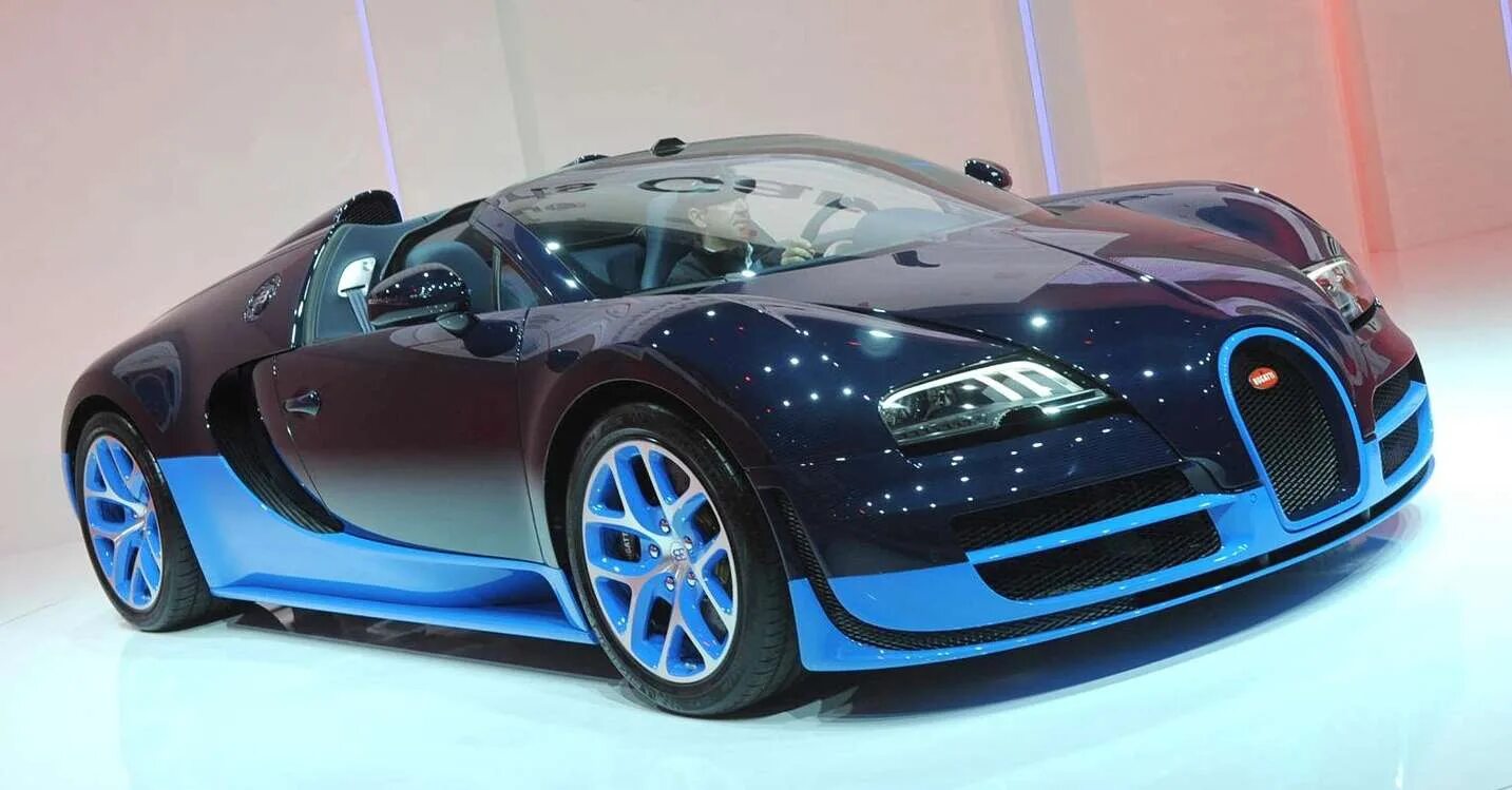 Сколько бугатти в мире. Bugatti Veyron Grand Sport Vitesse. Бугатти Вейрон 2021. Bugatti Veyron 16.4 модель Grand Sport Vitesse 2012. Бугатти Вейрон 2022 Роналду.