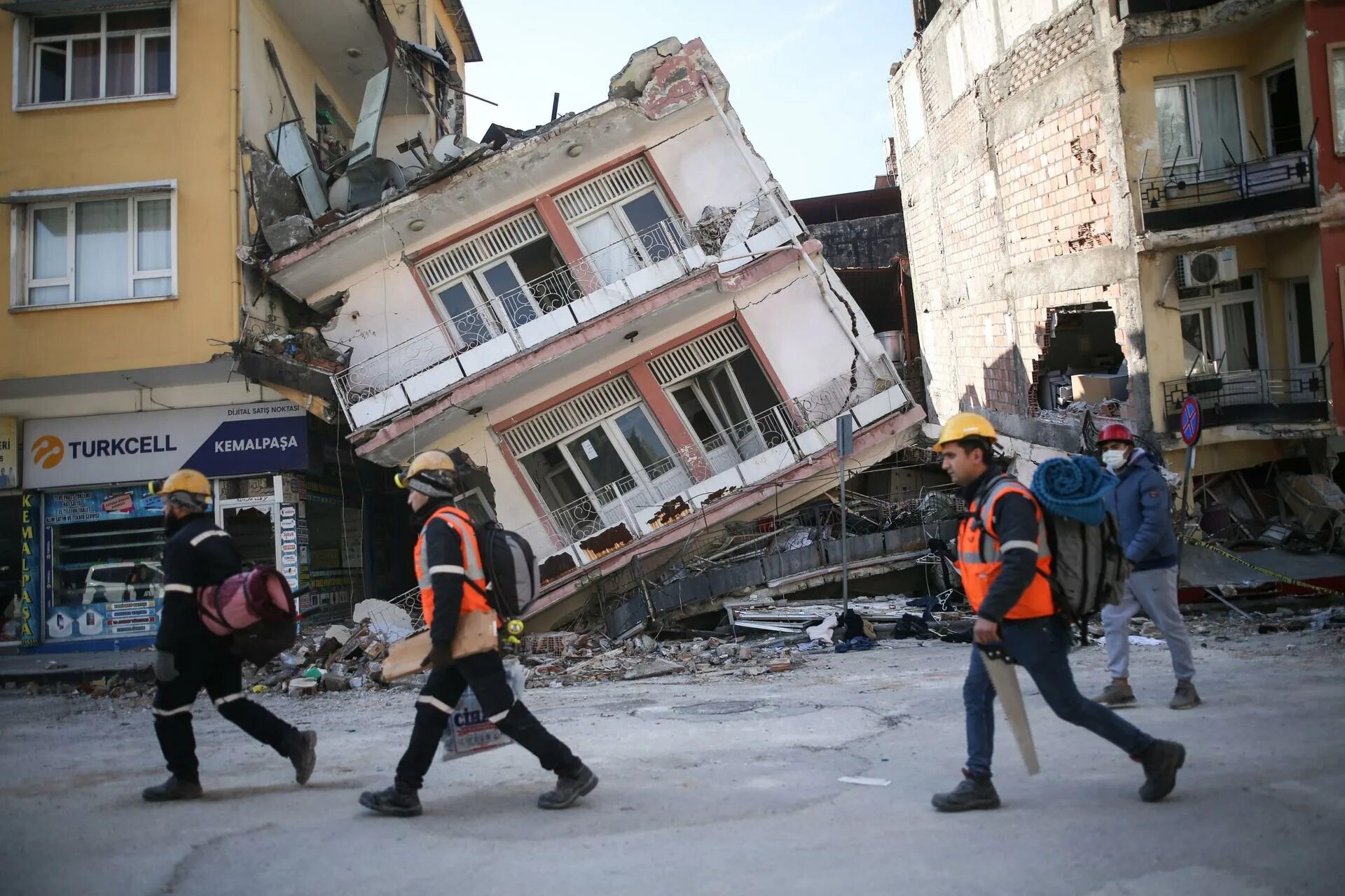 Декабря землетрясение. Разрушенные дома. Землетрясение. Землетрясение в Турции здания.