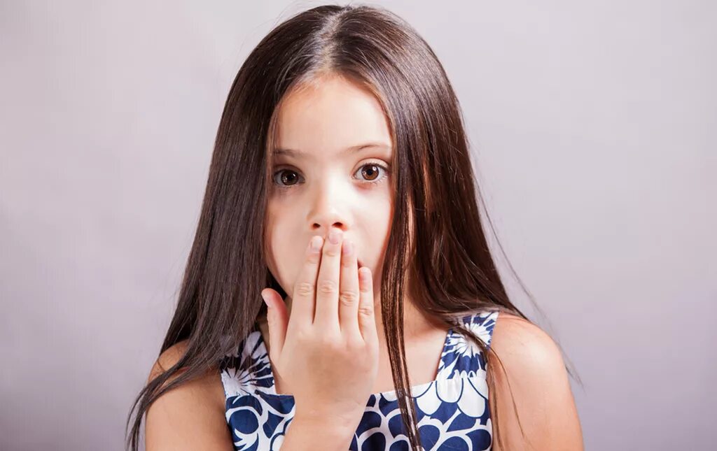 Почему дети неприятно пахнет. Запах изо рта фото. Специфический запах от ребенка. Запах изо рта у ребенка 10 лет.