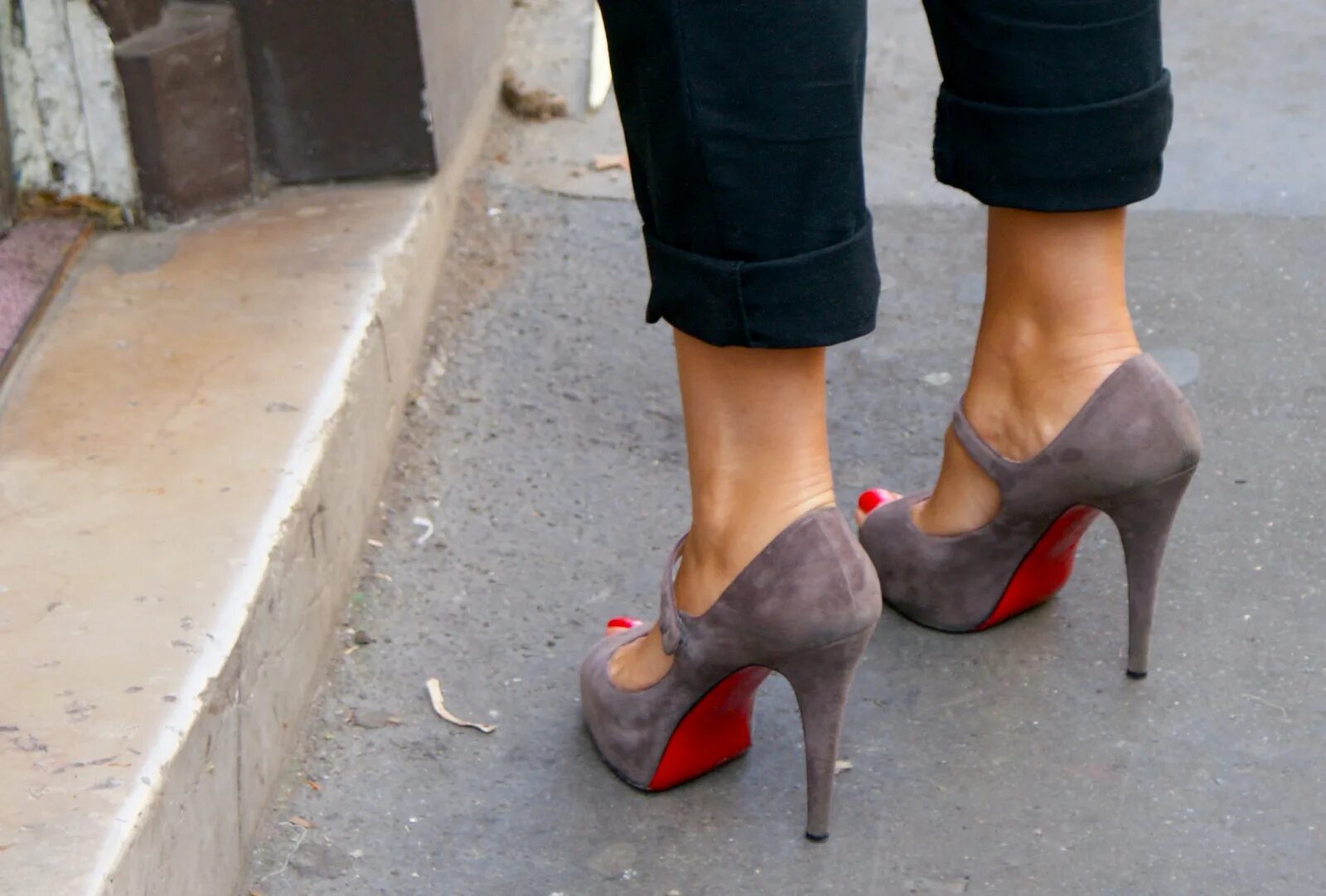 Каблуки в руках. Красивые ножки в туфлях. Глянцевая обувь. Заплатки на замшевые сапоги. Начищенная обувь.