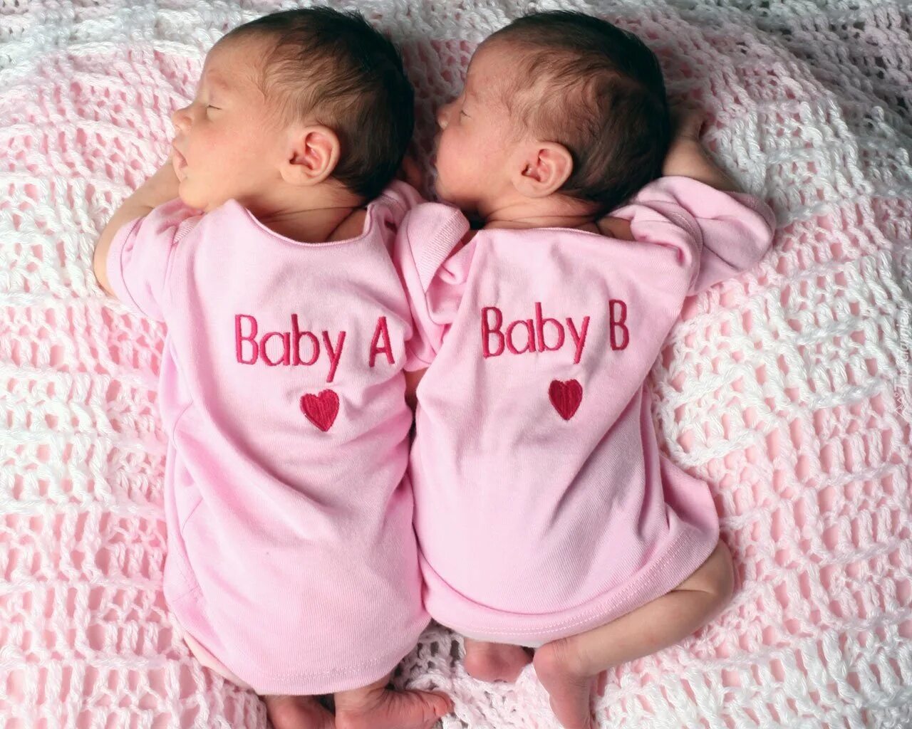 С днём рождения двойняшек. С днём рождения двойняшек девочек. Поздравляю с рождением близняшек. С рождением близнецов девочек.