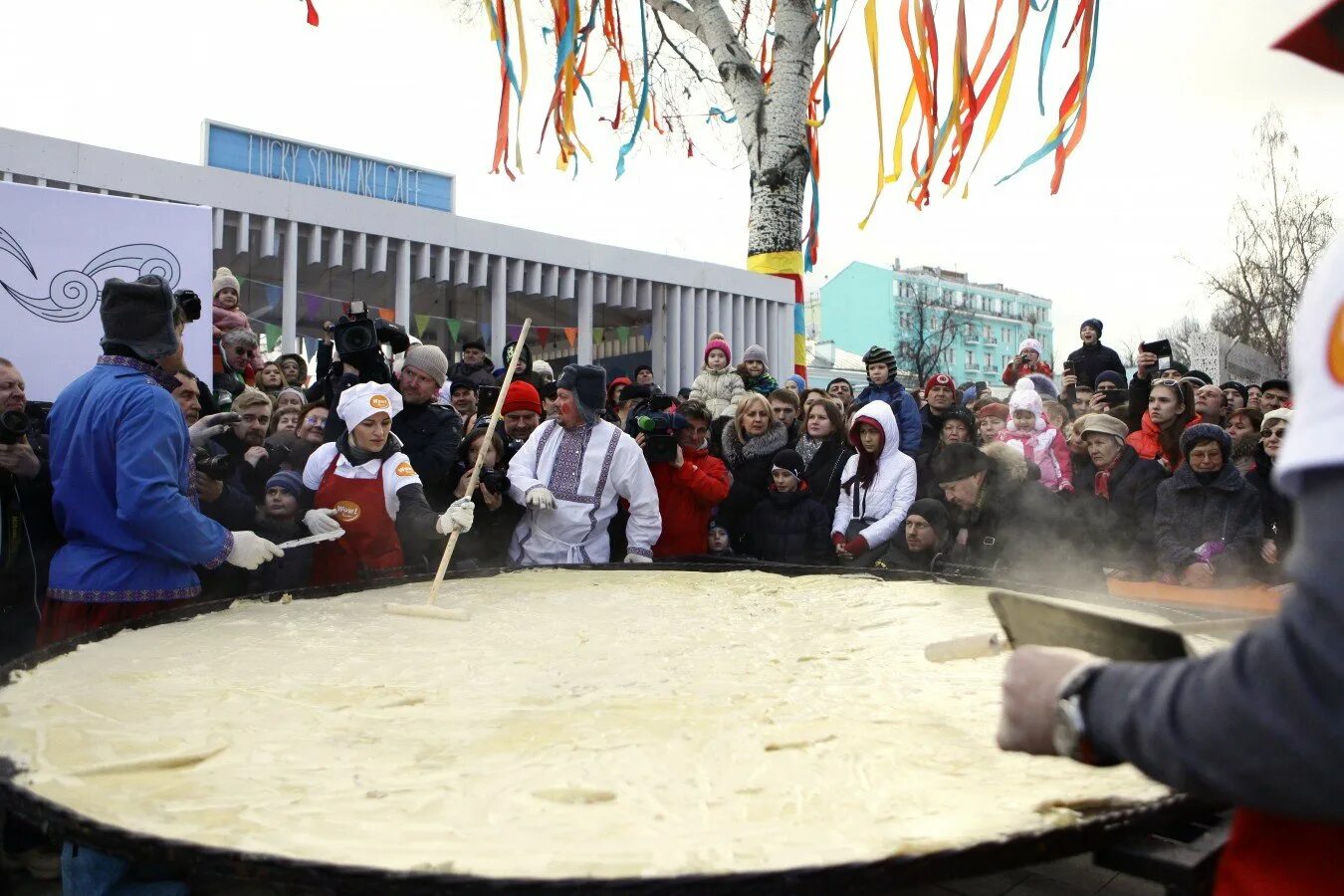 Самый большой блин на масленицу. Самый большой блин. Самый большой блин в мире. Самый большой блин в мире рекорд.