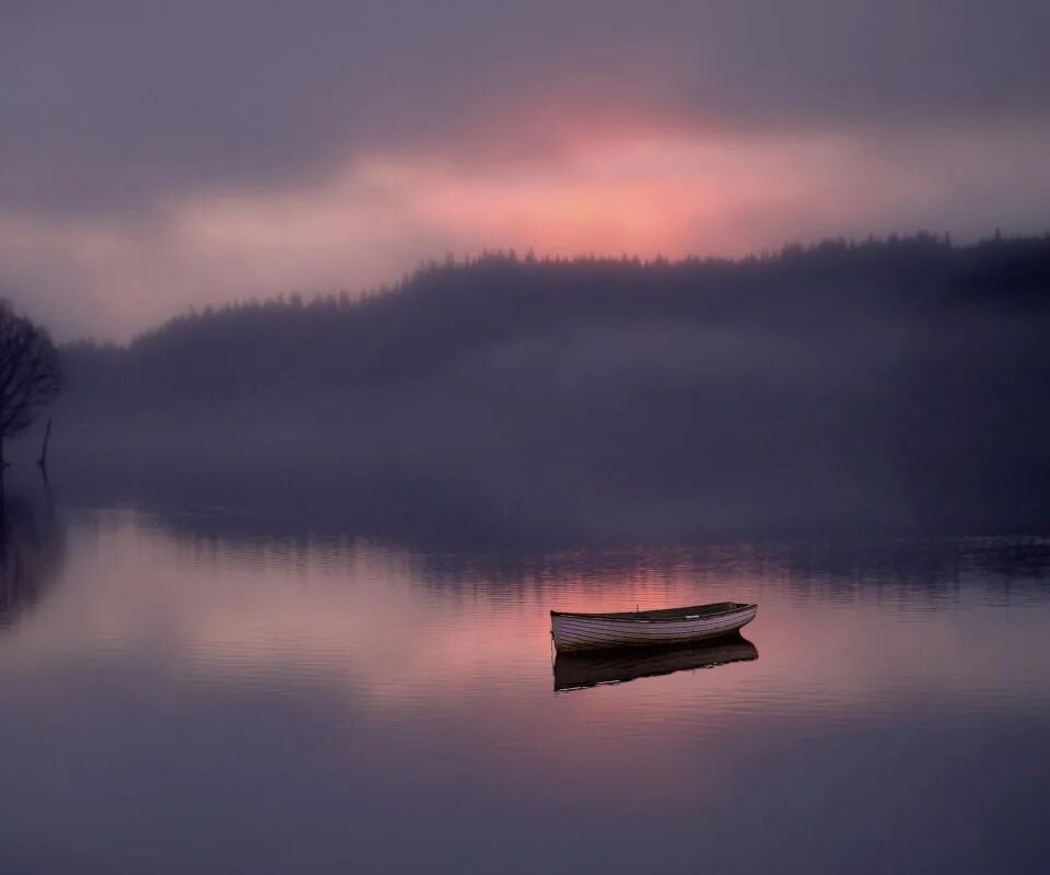 Проплывающими вдали. Лодка в тумане. Озеро в тумане. Тишина природы. Озеро туман вечер.