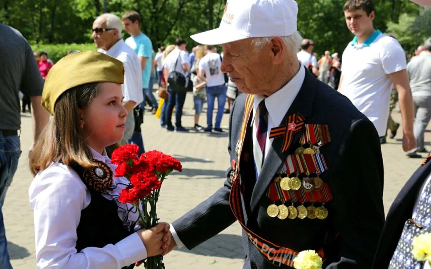 Май 9 ru. Цветы ветеранам. Дети вручают цветы ветеранам. Ветеран с гвоздиками. Дети дарят цветы ветеранам.