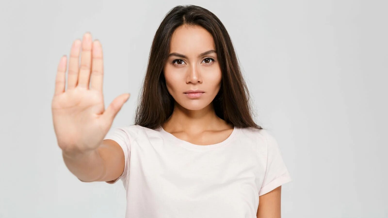She writes stop. Девушка жесты. Показывает ладонь. Рука лицо. Девушка показывает ладонь.