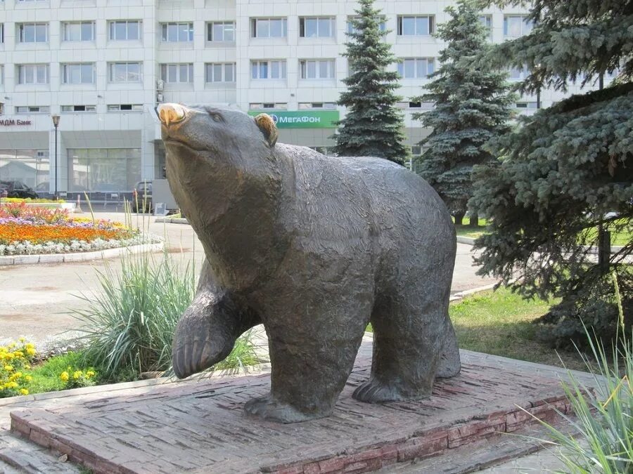 Пермь достопримечательности края. Памятник медведю в перми. пермский медведь памятник. символ города пермь медведь. скульптура легенда о пермском медведе пермь.