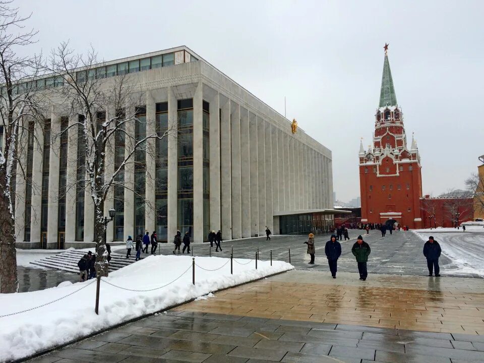 Сколько вмещает кремлевский. Государственный Кремлёвский дворец. Дворец съездов и Троицкая башня. Государственный Кремлевский дворец зимой. Кремлёвский дворец съездов фото.