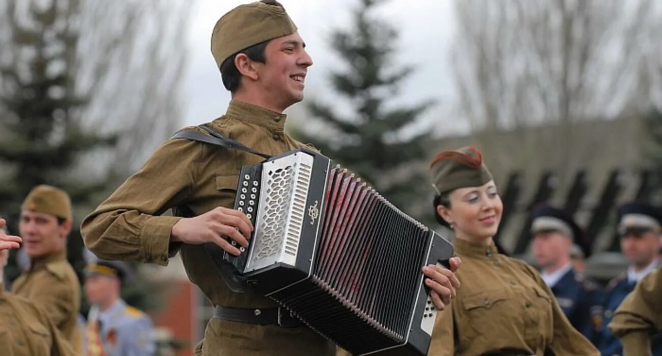 Патриотические песни 2024 года. Солдат с гармонью. Солдат с гармошкой. Солдаты поют. Военный гармонист.