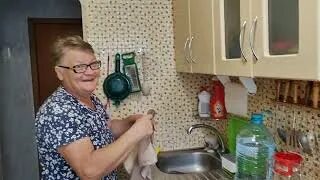 голодным не буду 324. кот ест капусту. голодными не останемся. смешная реклама холодильника. кот и борщ.