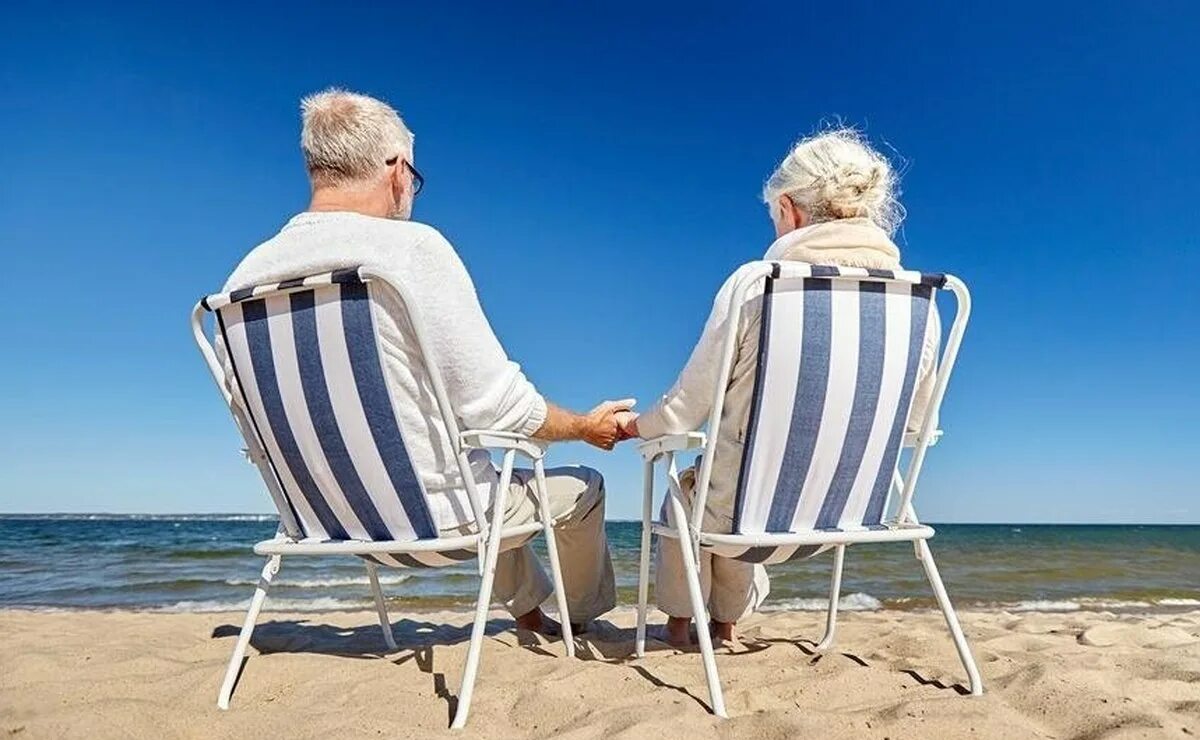 Пенсии проживающим за границе. Пенсионеры на море. Пожилые люди на отдыхе. Счастливые старики на отдыхе. Пожилые люди на пляже.