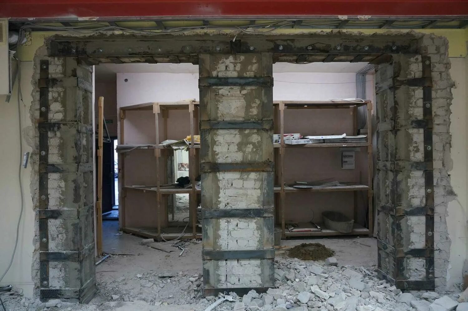 Разобрать проем. Демонтаж дверей. Пробивка проема в стене 640. Проем в панельном доме. Проем 1900 перемычка из швеллера.