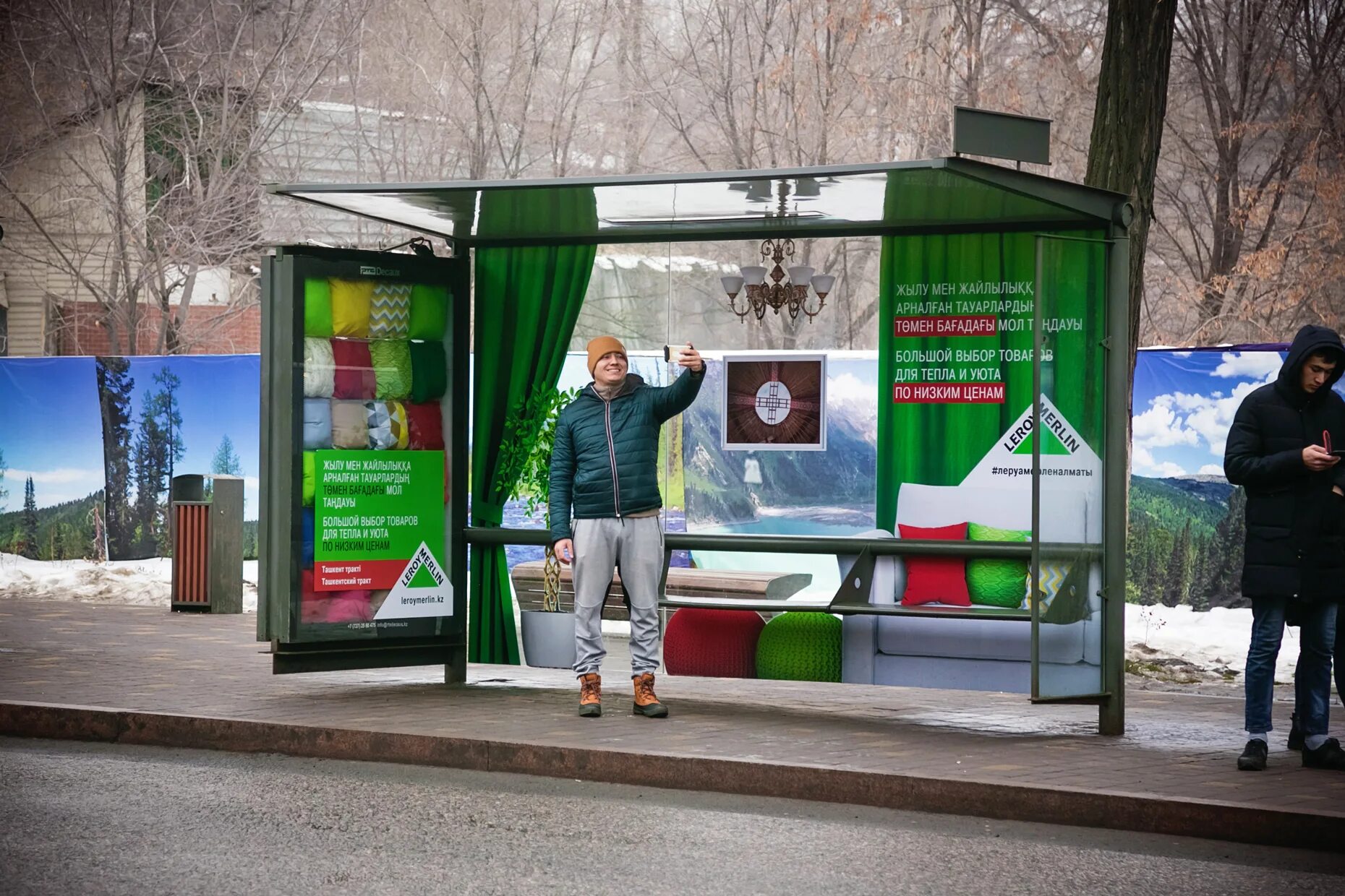 Креативные остановки. Реклама на автобусной остановке. Креативная реклама на остановках. Необычные автобусные остановки. Организация рекламы товаров