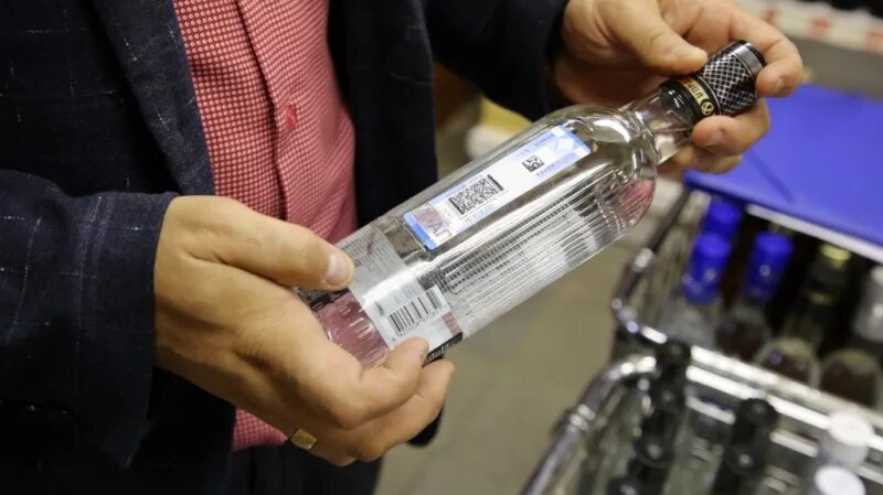 Бармен водки. Пиво разливное в бутылках. Пиво наливайки. Торговля алкоголем общепит. Доставка напитков.