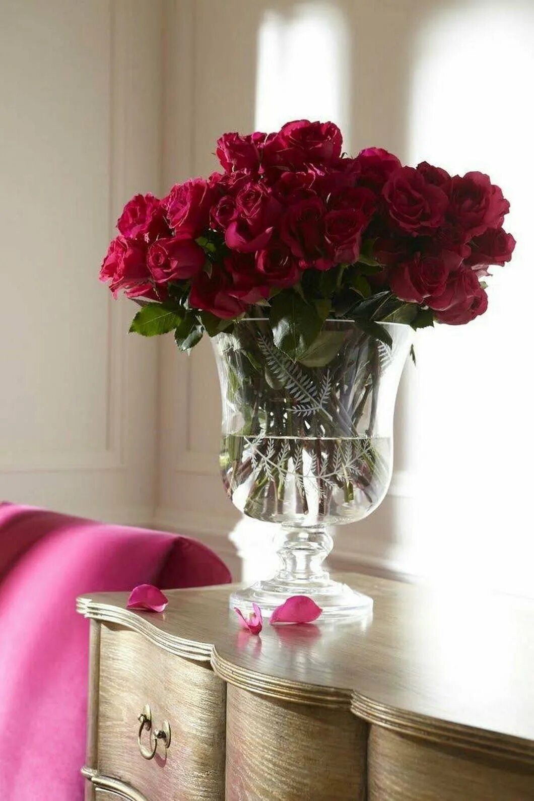Цветы в вазе. Цветы в вазе на столе. Вазы с цветами в интерьере. Цветочки в вазе.