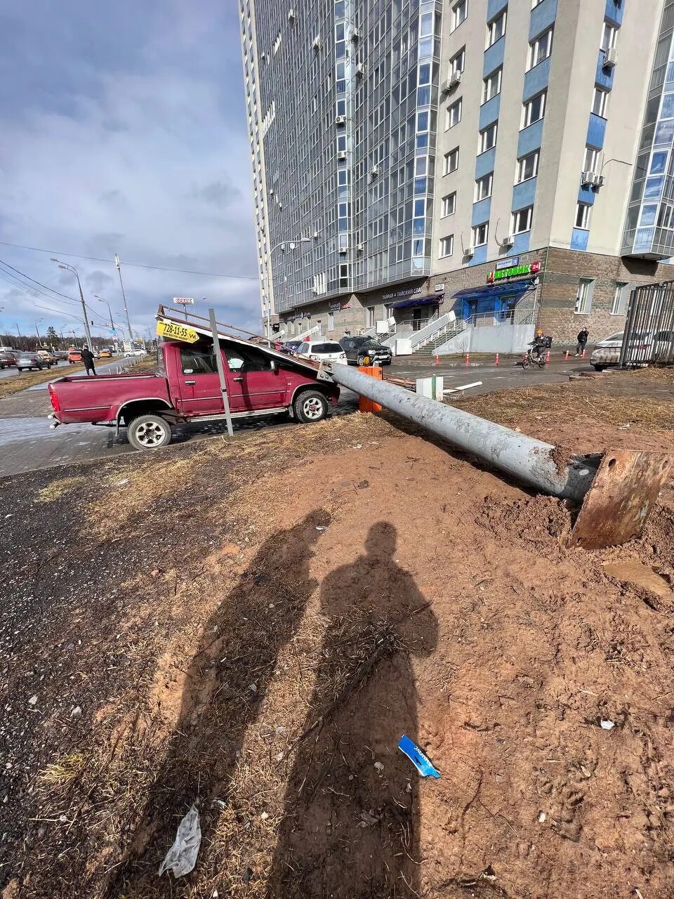 Последствия ветров. Ураган в Москве (2017). Ураганный ветер в Москве. В Москве ветер повалил деревья. Ураган в Москве.