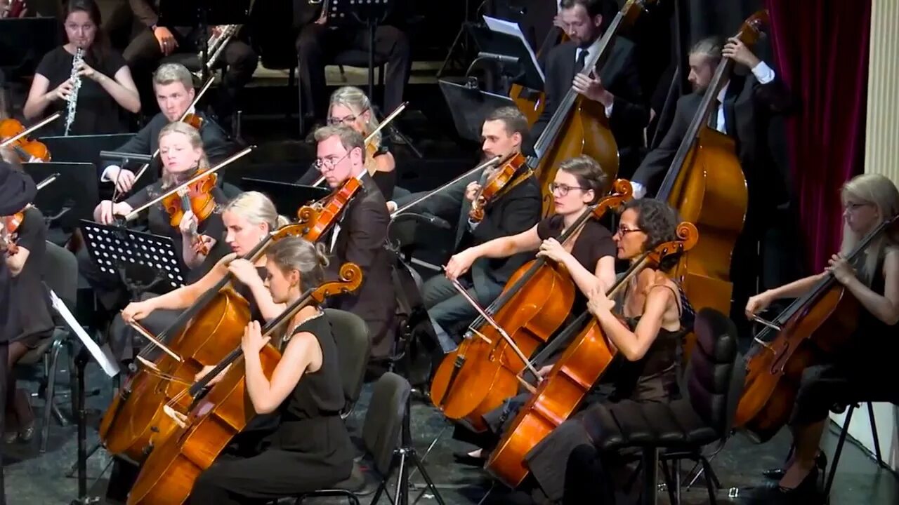 Моцарт флейта. Флейтистка в оркестре. Флейта в оркестре. Mozart Magic Flute. Оркестр флейтистов